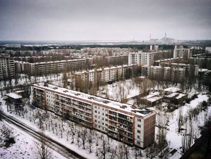 En fond, à 2 km des immeubles vides de Pripyat, on peut distinguer la centrale nucléaire de Tchernobyl.